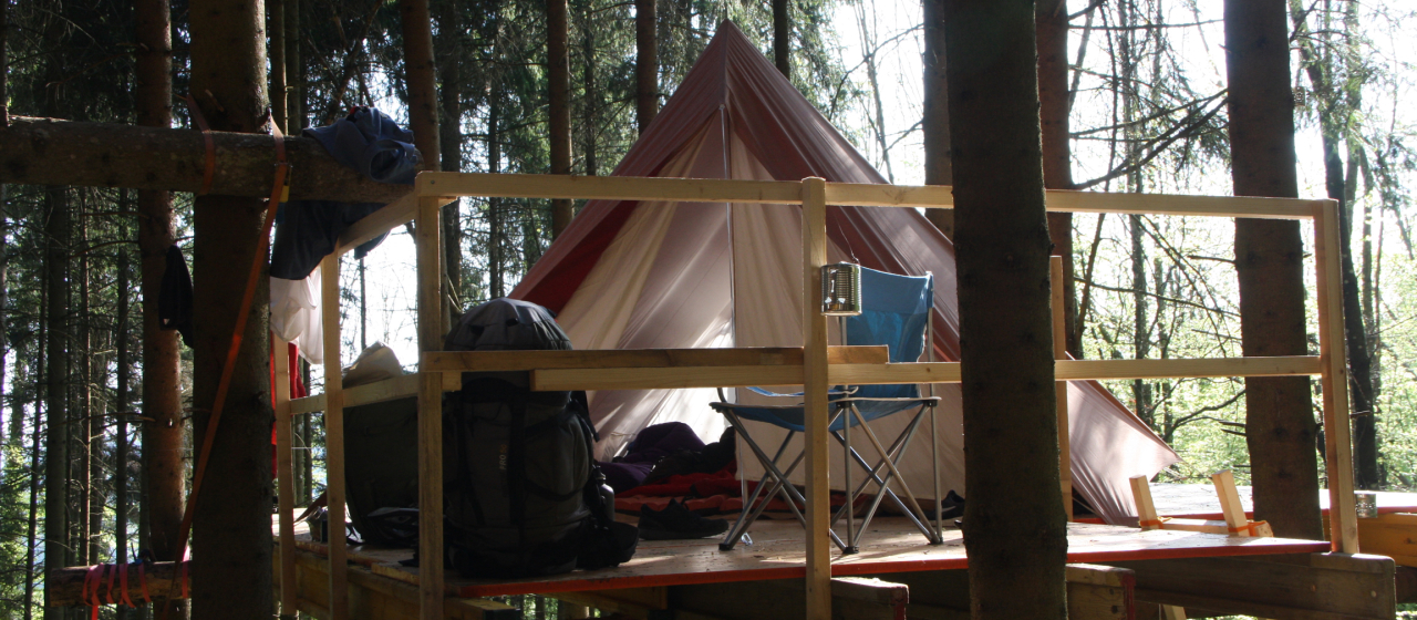 Ein Zelt auf einer Holzplattform